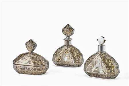 Set da toilette composto da: diffusore, boccetta per profumo e contenitore in v