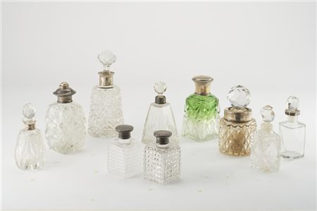 Dieci boccette porta profumo in cristallo molato incolore e verde con tappi in