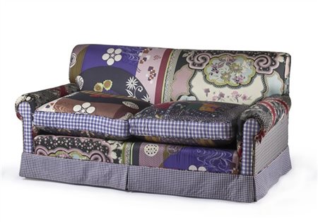 Divano a due posti interamente rivestito in tessuti a decoro di gusto orientale