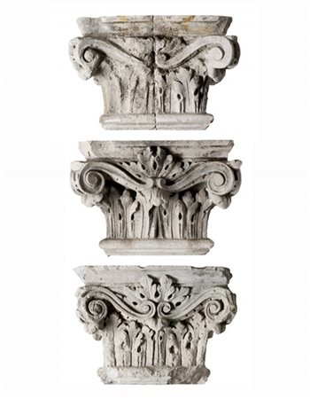 Tre capitelli con le decorazioni tipiche dell'ordine corinzio (cm 49x40x49) (di