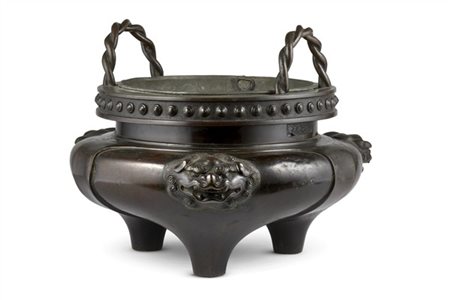 Brucia profumo (koro) in bronzo brunito di forma a tamburo tripode, corpo decor