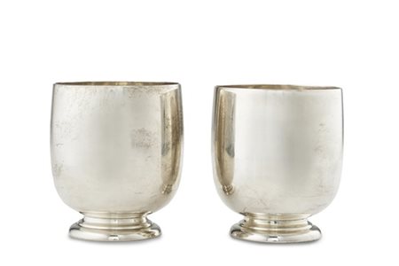Coppia di bicchieri a corpo liscio in argento (g 300) (h. cm 8,5) (difetti)