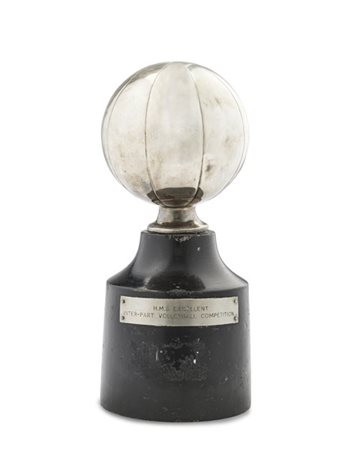 Trofeo in argento a forma di pallone con base lignea recante targhetta iscritta