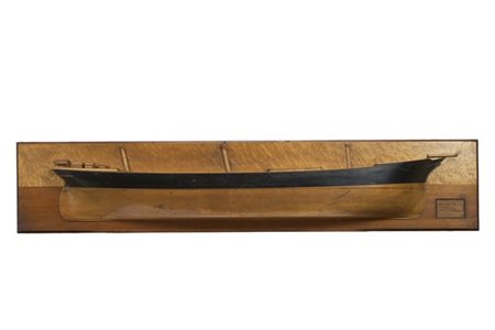 Grande diorama di tre alberi in legno e legno ebanizzato decorato con modellini