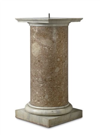 Grande colonna portabusto in breccia con capitello e base in bianco di forma sq