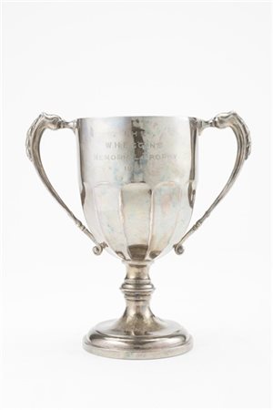 Coppa biansata in argento incisa "The W.H. Eggins Memorial Trophy 1936". Cheste