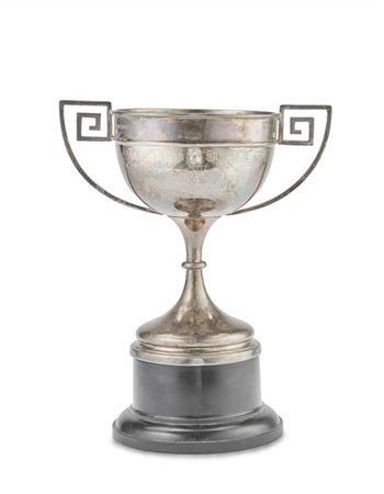 Trofeo biansato in argento con anse sagomate a spirale squadrata, fusto tornito