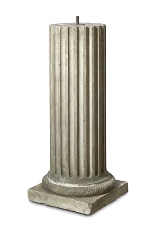 Colonna di gusto neoclassico in marmo bianco scanalato con base scolpita a moti