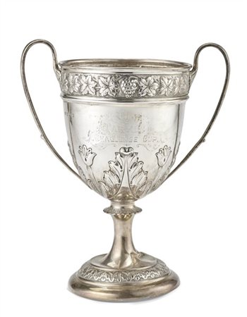 Coppa in argento biansata "The Parkes Challenge Cup", con corpo sbalzato a moti