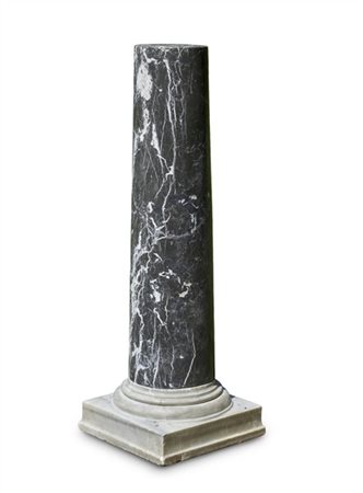 Colonna in marmo nero marquinia con base in marmo grigio. Secolo XIX (cm 40x117