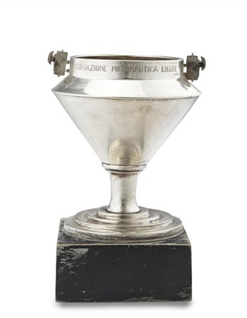 Coppa in argento "Associazione Motonautica Ligure, 1938-XVI" con anse a fascio