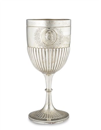 Coppa in argento "Diamond Jubilee Cup" con medaglione raffigurante la regina en