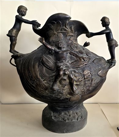 Imponente vaso in bronzo 