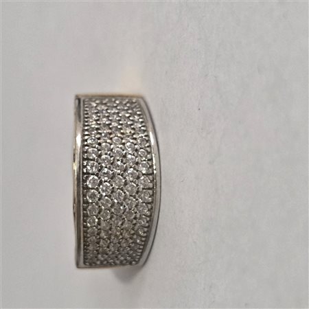 Elegante anello in oro e brillanti 