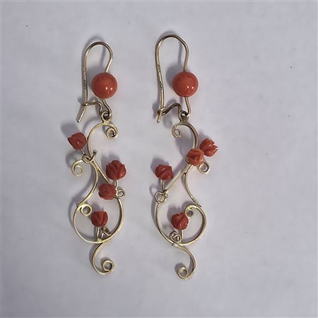 Eleganti orecchini oro e corallo 