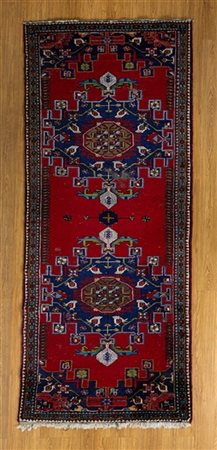 Tappeto passatoia Sarab, Persia, secolo XX. Decoro con due medaglioni polilobat