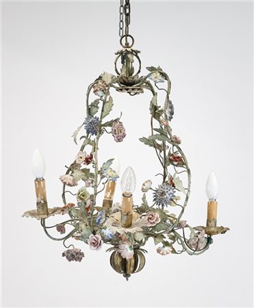Lampadario in metallo ritorto e lamierino dipinto con fiori in porcellana polic