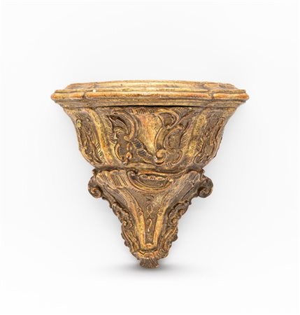 Mensola in legno intagliato e dorato con decorazione a motivo rocaille, Venezia