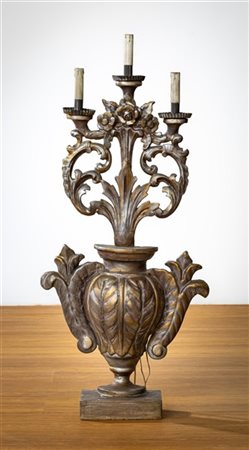 Antico portapalme con candelabro in legno intagliato e tracce di doratura a tre