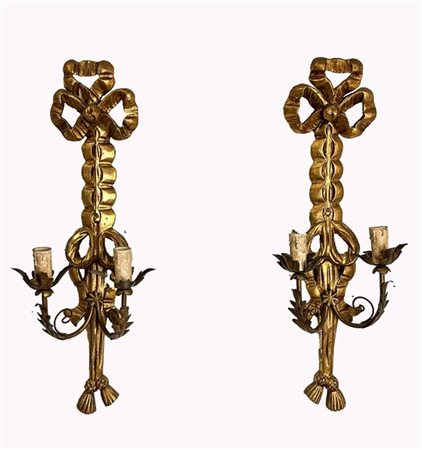 Coppia di applique in legno intagliato e dorato, bracci mossi in metallo con de