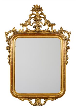 Specchiera in legno dorato con cimasa e fregi intagliati a volute traforate. Se