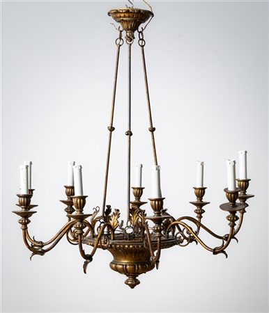 Lampadario a nove luci in legno e metallo dorato con bracci sagomati a girali e