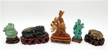 Lotto composto da cinque sculture in pietra dura di soggetti e decori diversi t