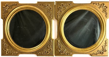 Coppia di specchiere in legno e pastiglia dorata di forma sagomata con specchio