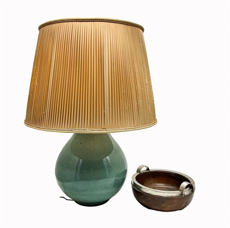 Lotto composto da una lampada da tavolo in ceramica smaltata sotto vetrina con