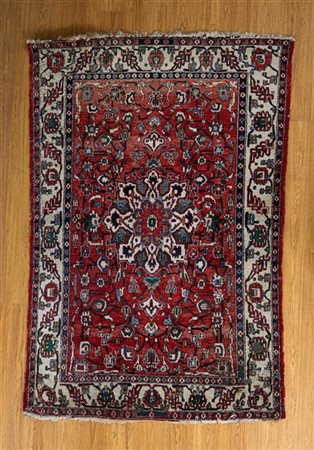 Tappeto Sarouk, Persia, secolo XX. Decoro con medaglione polilobato su fondo ro