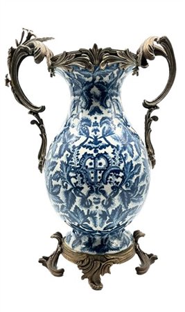 Vaso in porcellana decorato nei toni del blu a motivi fogliati, montatura con a