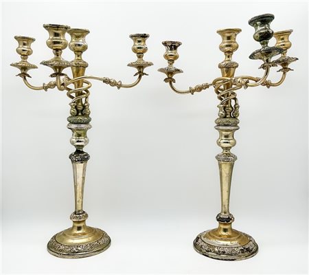Coppia di candelabri a quattro luci in metallo argentato con base circolare e b