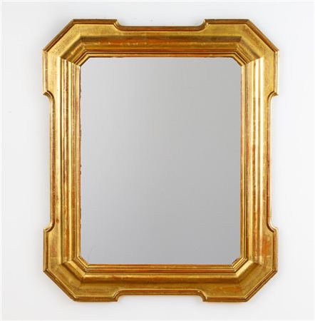 Specchiera con cornice a vassoio in legno dorato. Secolo XIX (cm 120x101) (dife