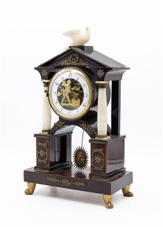 Orologio a portico con cassa in legno, alabastro e fregi in bronzo dorato. Quad