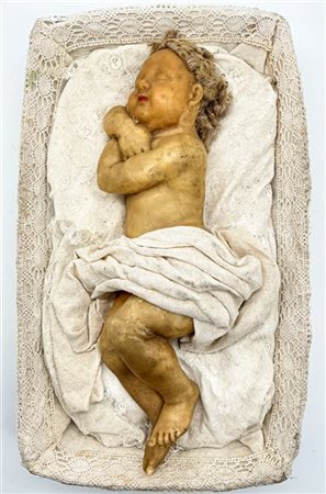 Arte del secolo XIX. Figura di Bambinello dormiente in cera policroma (l cm 44)