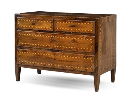 Cassettone lastronato in noce decorato da filettature e rosone sul piano, front