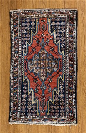 Tappeto Mazlaghan, Persia, secolo XX. Decoro con medaglione color nocciola su f