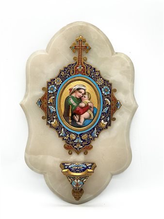 Acquasantiera da parete in bronzo dorato e smalti champlevé policromi centrata