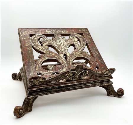 Leggio d'appoggio in legno intagliato, traforato e argentato decorato a volute