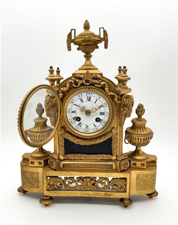 Pendola d'appoggio in bronzo dorato di gusto Luigi XVI. Quadrante in smaltato b