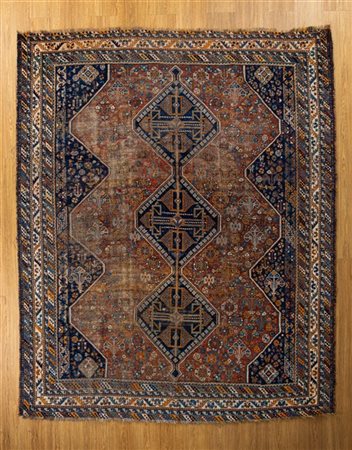 Tappeto Shiraz, Persia, secolo XX. Decoro con tre medaglioni romboidali a fondo