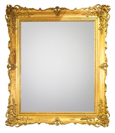 Grande specchiera con cornice a vassoio in legno e pastiglia dorata con decori