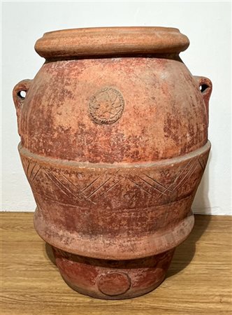Antico orcio biansato in terracotta con fronte decorato da rosone a rilievo e i
