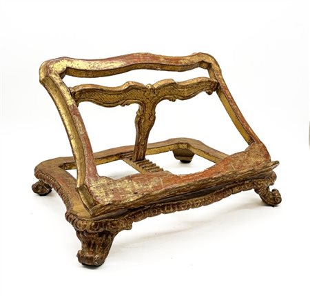 Leggio da appoggio in legno intagliato e dorato di forma sagomata con piedi a r