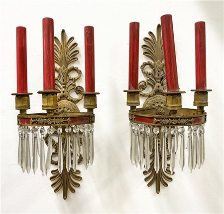 Coppia di applique in stile Carlo X a tre luci in bronzo dorato con attaccature