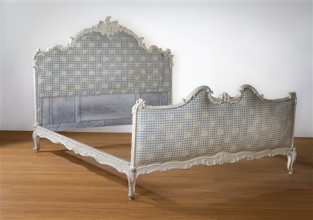 Letto matrimoniale in legno intagliato e laccato bianco a volute e motivi flore