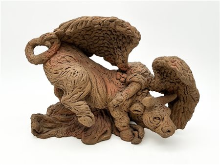 Firma indecifrata, scultura in terracotta raffigurante toro attaccato da un con