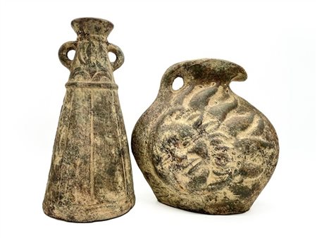 Lotto composto da due diversi vasi in terracotta di cui uno biansato e uno con