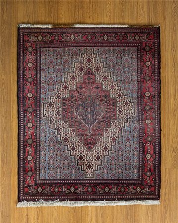 Tappeto Senneh, Persia, secolo XX. Decoro con medaglioni concentrici nei toni d