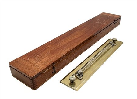 Lotto composto da parallelo in ottone entro cassetta in legno (cm 55,5x4,5x9,5)
